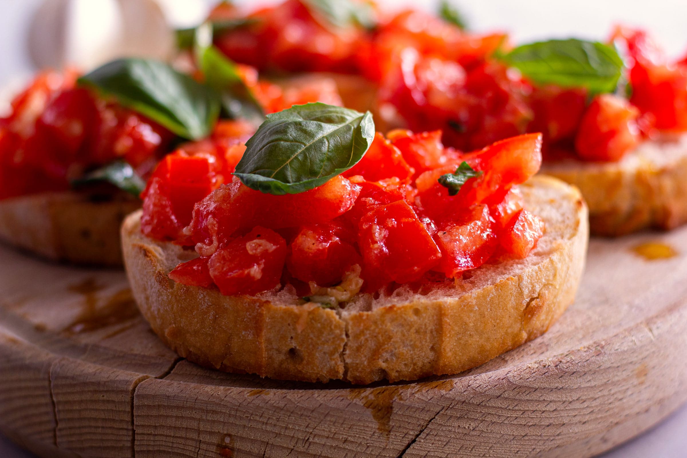 Bruschetta mit gewürfelten Tomaten und Basilikum